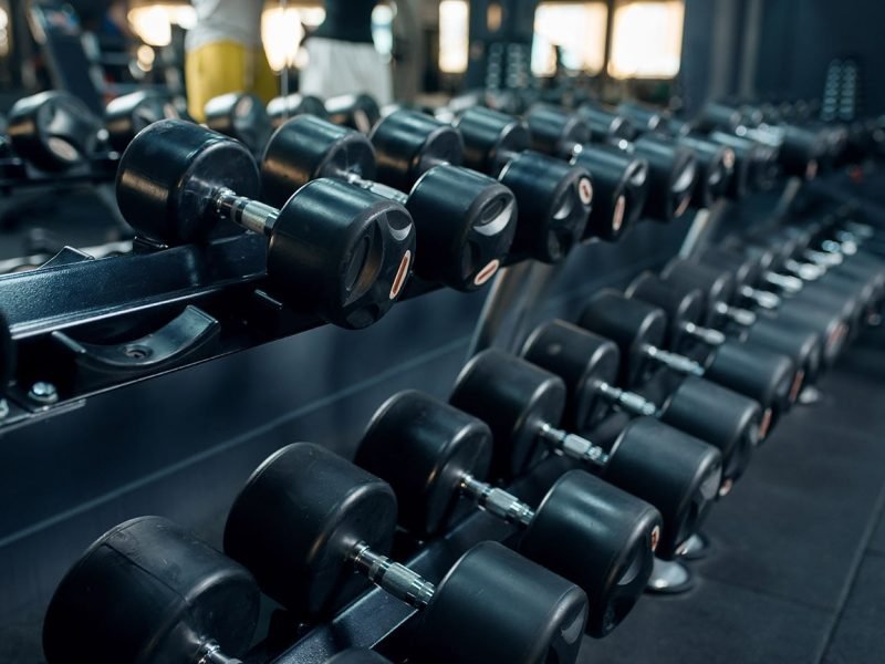 row-of-dumbbells-in-gym-closeup-nobody-VM3VSDY-min.jpg